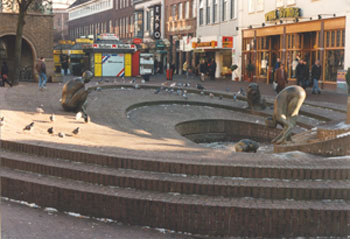 Enschede, 1985, Klinkerplastiek en beelden, Stadhuisplein