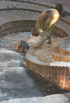 Enschede, 1985, Klinkerplastiek en beelden, Stadhuisplein